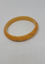 Load image into Gallery viewer, Beautiful Carved Bakelite Bangle
